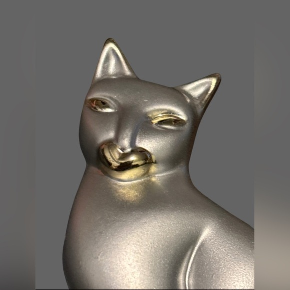 Satin and Glossy Finish Gold Tone Metal Sitting Cat Brooch 2.5” X 2” - Picture 9 of 11
